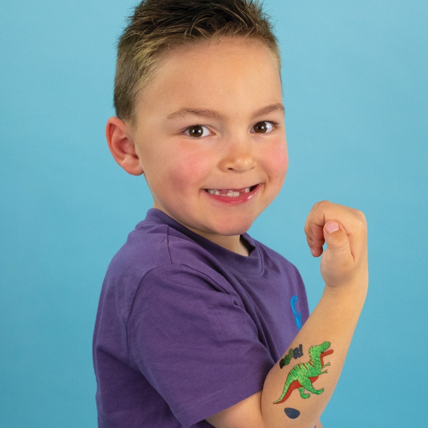 Laikinos tatuiruotės, Dino