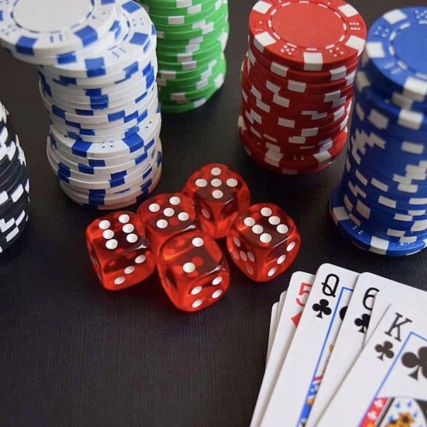 Pokerio rinkinys, 300 žetonų lagamine